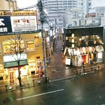 肉ト小料理 馴れうし - 横浜線町田駅ターミナル改札口を出てすぐのところから見下ろしたお店のある通り。モスバーガーと現在だとワンツーチィの間を入って行きます。ターミナル口改札から徒歩２分。