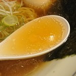 Shoukaku - 透きとおった黄金スープは美し過ぎる！黄金の湖面には鶏湯が遊び、鶏の芳醇な香りが空中を舞っております。