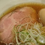 翔鶴 - 具は、チャーシュー、煮玉子、刻みねぎ、シナチク、焼き海苔。