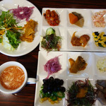 ハカタ オノ - メインの麺や料理に加えて、前菜バー・スープバー・サラダバー・ドリンクバーが付いています。