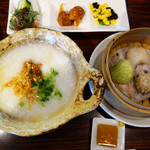 ハカタ オノ - 中華粥ランチ980円。 蒸篭で供される点心3個付きです。
