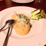 Vinum - いつも通りにHandkäse mit Musikで飲み始め。ミットムジーク、つまり音楽とともに、というのは食った後も続く発酵由来か、尻から腸内発生ガスがブゥ！ とくる事を言うらしい