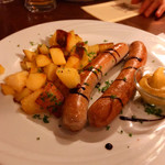 Vinum - 俺のポンイツ！ と #言いたいだけ でKalbbratwrustをとり、しかし、脂の穏やかさ、きめの細かさに感心。