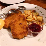Vinum - Wiener Schnitzel をついばみながら #アゲモノビンボー！ #カツレツビンボー！ と叫ぶ無邪気、というかイノセントと書いてバカオロカと読むわたくしども。衣の調子が高い。いいねえ。