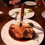 Vinum - いつもの肉塊、侠の本懐☆とニヤつきながらSchweineshaxe にかぶりつく訳です。ここのは焼きすぎずいい加減。