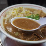 支那そば 巽屋 - まろやかな豚骨ベースの醤油味のスープ。デフォの味はとても薄味です。