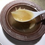 クロモリ - 肉厚なフカヒレ。素材の旨味だけで作られたスープ。
      角田産のササニシキの上に乗っけて食べるという贅沢。