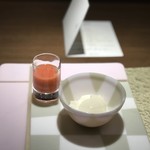 クロモリ - デザート
      贅沢な杏仁豆腐
      そんじょそこらにある杏仁豆腐とは 全く別物。いちごとりんごフレーバーのソースが絶品。