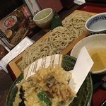 湯だまり蕎麦 庵 - 舞阪産牡蠣の天ぷら3個とせいろ蕎麦の大盛りで1480円です。