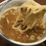 麺屋 たち花 - 味玉つけ麺(大)＠990円のつけ汁から麺リフト