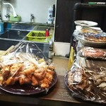酒楽 とんぼ - カウンター上の大皿料理