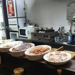 酒楽 とんぼ - カウンター上の大皿料理
