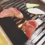 縁 - ネギたん塩焼き ネギを包み、半分ずつ焼く