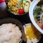 Ikuma Ramen - 健康セット（ごはん、サラダ、沢庵）