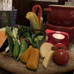 ワインとクラフトビール はるばる - 立川地野菜のバーニャカウダー 1,080円。