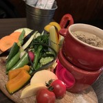 ワインとクラフトビール はるばる - 立川地野菜のバーニャカウダー 1,080円。