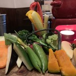 ワインとクラフトビール はるばる - 立川地野菜のバーニャカウダー 1,080円。