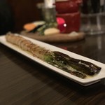 ワインとクラフトビール はるばる - 上州ネギの肉巻きグリル ヴィネグレットソース 780円。