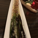 ワインとクラフトビール はるばる - 上州ネギの肉巻きグリル ヴィネグレットソース 780円。