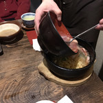ごま厨 - 料理写真:鉄板レタス炒飯 蟹身あんかけ(かけてるところ)