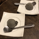 ごま厨 - 料理写真:黒胡麻アイス