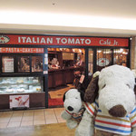 ITALIAN TOMATO Cafe Jr. - 『熊五郎』でラーメンを食べたボキらは、
      アポロビルのお隣、ルシアスビルにある
      『イタリアントマトカフェジュニア』でお茶することに。