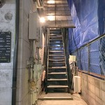 ビストロラドレ - この外階段を上がると♪