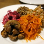 ビストロラドレ - 野菜の惣菜盛り合わせ1,300円+税