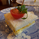 タイニー トリア アフタヌーンティー＆カフェ - エッグサラダサンドwithレッドプチトマト