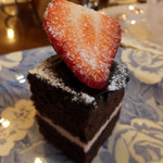 タイニー トリア アフタヌーンティー＆カフェ - ストロベリー＆チョコレート・レイヤーケーキ