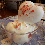 タイニー トリア アフタヌーンティー＆カフェ - ハートメレンゲのイートンメス