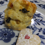 タイニー トリア アフタヌーンティー＆カフェ - オレンジピール＆チョコチップスコーン＆ココナッツ・ビスケット