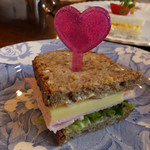 タイニー トリア アフタヌーンティー＆カフェ - ライ麦３０％クラフトコーンブロートのポークハム＆チーズサンド