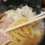 川出拉麺店 - 中太のモチモチ麺