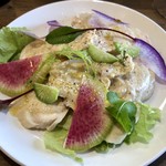 ナガタ店 - 茹で鶏ムネ肉の、自家製ツナのトンナートソース掛け