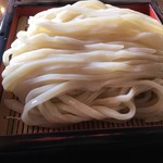 Inaka Udon Gosaku - 「きのこ汁うどん」（500円）のうどんアップ