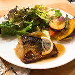 発酵デリカテッセン カフェテリア コウジ&コー - デリは2種類選べます。(焼きサバとロースト野菜の甘塩麹たれ)
