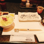 とんかつ マンジェ - 定食セット¥490(税込)サラダとお漬物とご飯3杯までおかわりおk)
      右から、オリジナルソース・とんかつソース・オリーブオイル・黒炭ソルト)