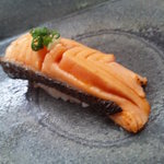 寿司割烹 魚紋 - 鮭児の炙り