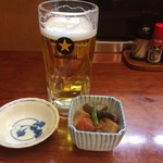鮨虎 - 最初のビールと小鉢(この日は筑前煮)