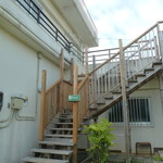 ニンギン商店 - 子の階段を登ってカフェへ…