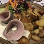 Zum Guldenen Schaf - Matjesfilets nach Hausfrauen Art an Salatbouquet