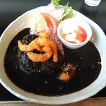 PAO - 海老フライの黒米黒カレー。ルーは黒めで、スパイシーさはありますがさらっとしていて食べやすい感じでした。黒米はもちっとしています。