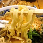 中国ラーメン揚州商人 - タンタン麺の麺リフトアップ(刀切麺)