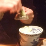 高田屋 - わさびをすります