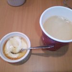 ロコズアイナ - デザートのヨーグルトとコーヒー