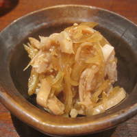 鳥茂 - お通し(ガツと玉ねぎの甘酢和え）