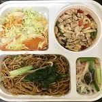 チャオタイ - 鶏肉の汁無しガパオ麺弁当  1080円 サラダ、ヤムウンセン付き