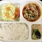 チャオタイ - 鶏肉のガパオ&ライス弁当 1080円 サラダ、ヤムウンセン付き