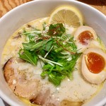 下品なぐらいダシのうまいラーメン屋 - 鶏と鯛の熟玉そば   862円外